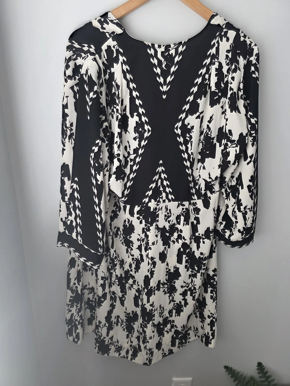 Cabi Black & White Floral V-Neck Dress Size Medium - Picture 9 of 14